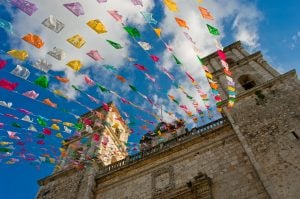 圣塞瓦西奥教堂上的彩旗，这是墨西哥巴利亚多利德最有趣的事情之一