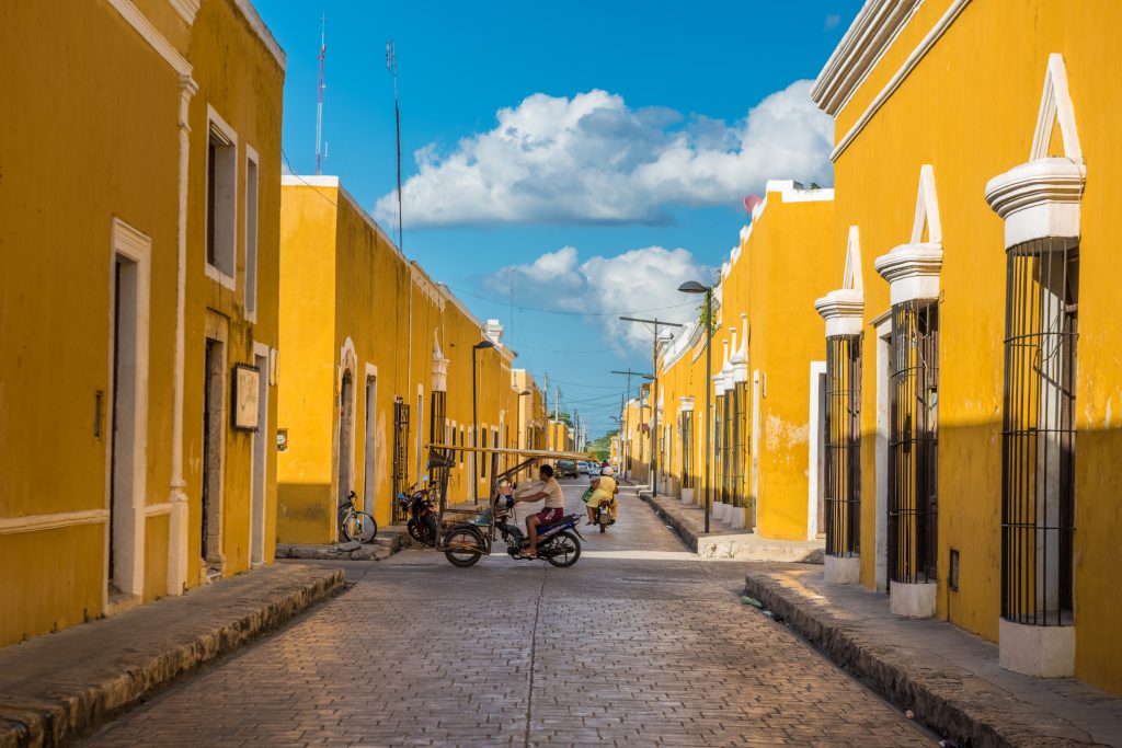 街道两旁是黄色的建筑物，伊扎马尔墨西哥