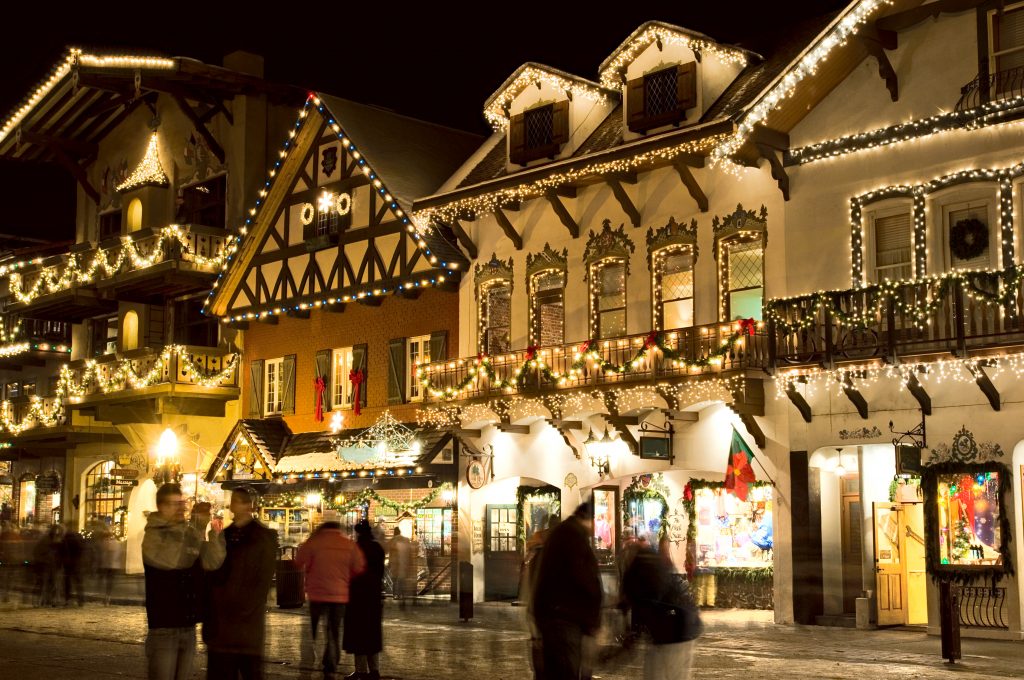 圣诞节期间，华盛顿Leavenworth的所有建筑都有灯光，这是美国最美丽的小镇之一