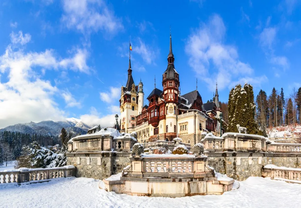 大雪后的罗马尼亚佩莱斯城堡，是欧洲旅行愿望清单上最好的目的地之一必威体育官方登录