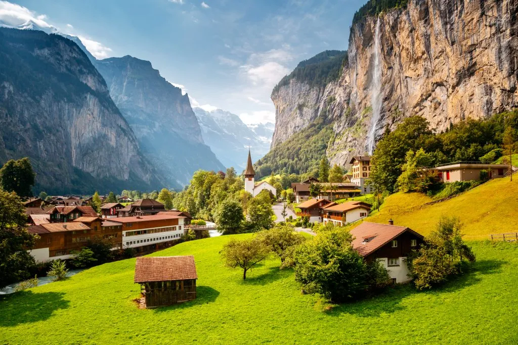 瑞士lauterbrannen村，右边可见瀑布