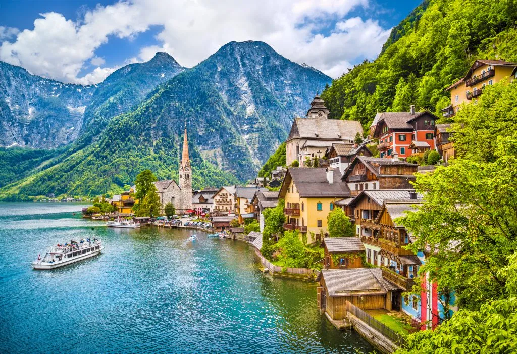 从湖对面看奥地利哈尔斯塔特，欧洲最好的旅游胜地之一