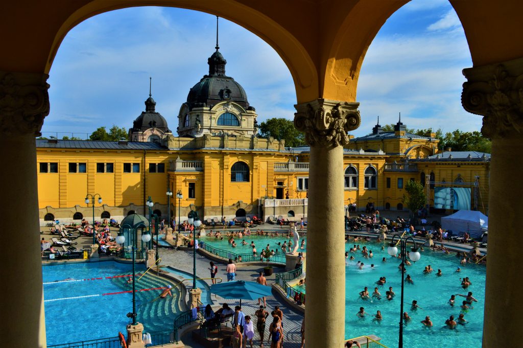 从匈牙利布达佩斯的一个拱门下看塞切尼温泉浴场