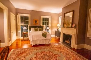 萨凡纳bird Baldwin house的卧室——学习如何使用airbnb和airbnb的房客提示可以帮助你住在这样的地方