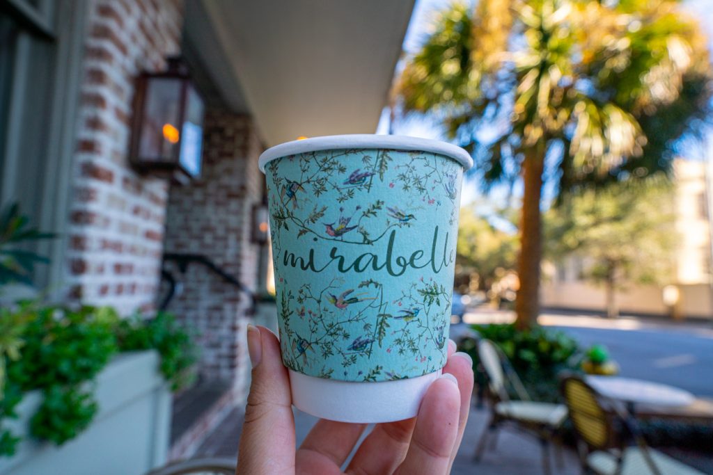 五颜六色的蓝色杯子，上面写着“mirabelle”，被放在mirabelle咖啡馆外，这是最好的大草原咖啡馆之一