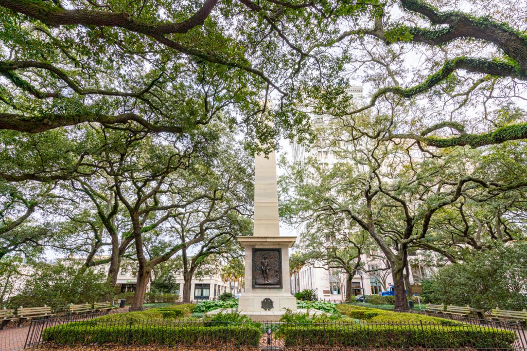 纪念碑位于最好的大草原广场之一，四周环绕着橡树