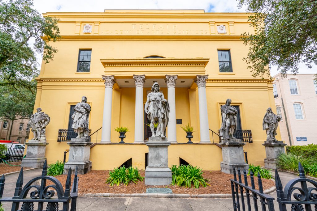 乔治亚州萨凡纳的特尔菲尔学院的正面，涂成黄色，前面有雕像