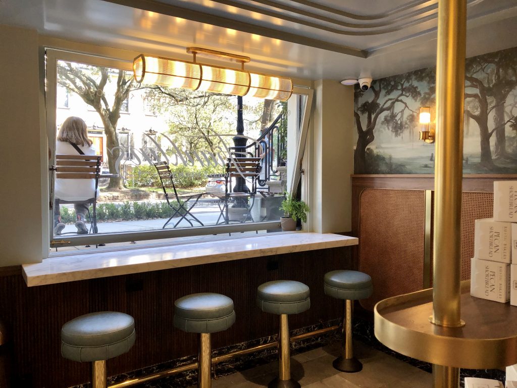 弗兰克林在萨凡纳的室内与酒吧凳在前面和室外的桌子在窗外可见
