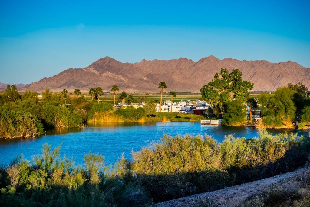 亚利桑那州尤马湖的景色，以棕榈树为背景，这是亚利桑那州最好的旅行目的地之一必威体育官方登录