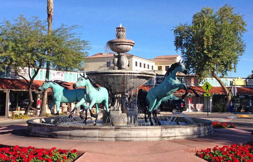 斯科茨代尔老城的青铜马喷泉，亚利桑那州遗愿清单上的目的地之一