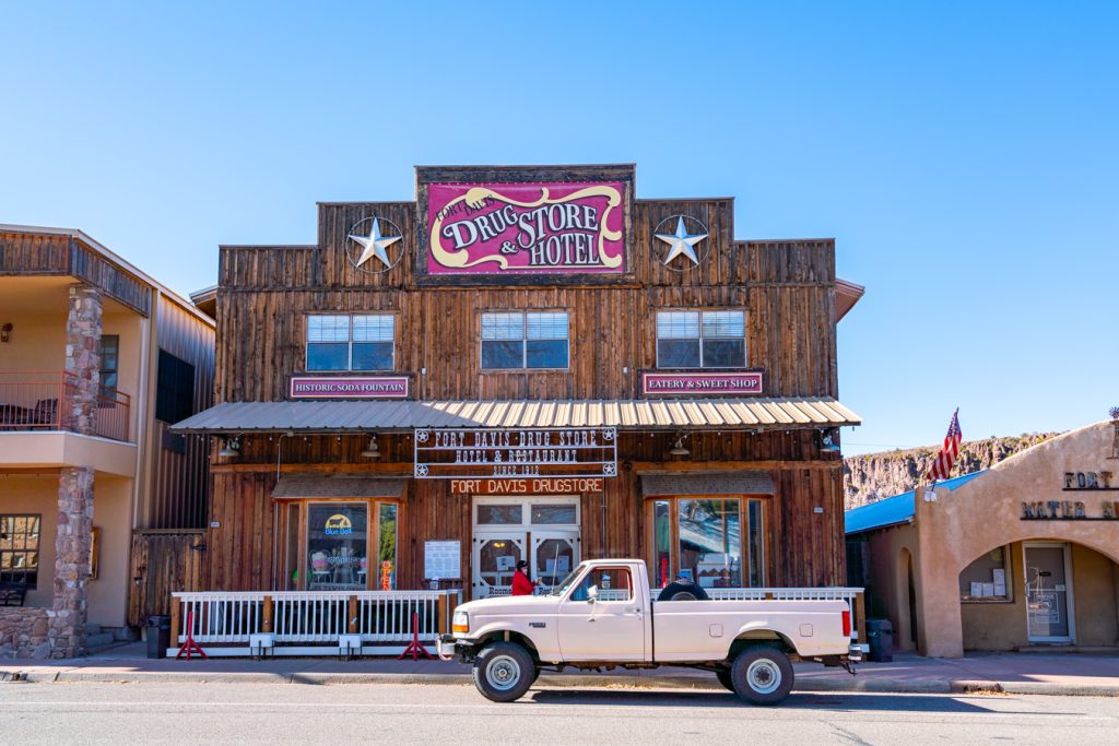 德克萨斯州西部的戴维斯堡药店酒店，前面停着一辆粉色卡车，这是美国西南部最好的公路旅行之一