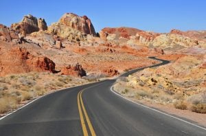 蜿蜒的道路穿过美国西南部的岩石景观自驾游行程