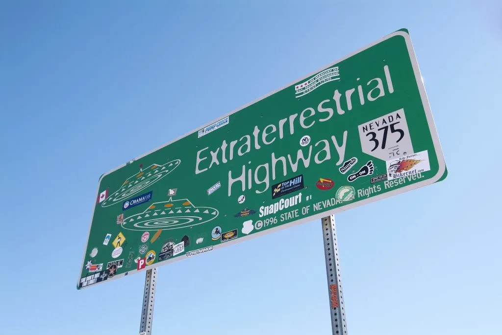 内华达州的一张绿色标志照片，上面写着“外星高速公路”，这是西南公路旅行的最佳路线之一