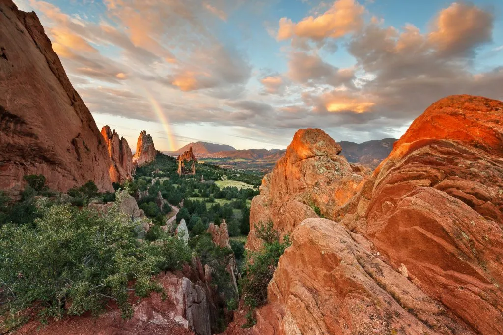 科罗拉多州众神花园的红色岩石的日落景色，这是美国西南部最好的公路旅行之一