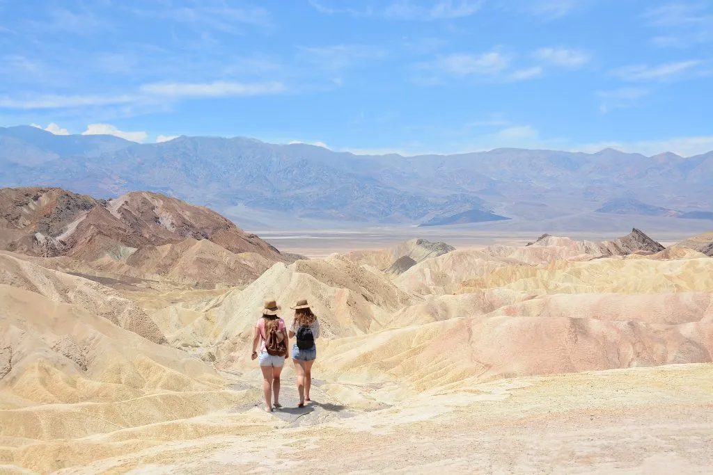 两个女人徒步穿越死亡谷沙漠，这是美国西南部一个很受欢迎的自驾游目的地