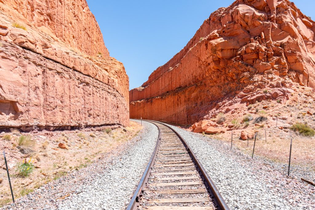 通往犹他州砂岩隧道的铁轨