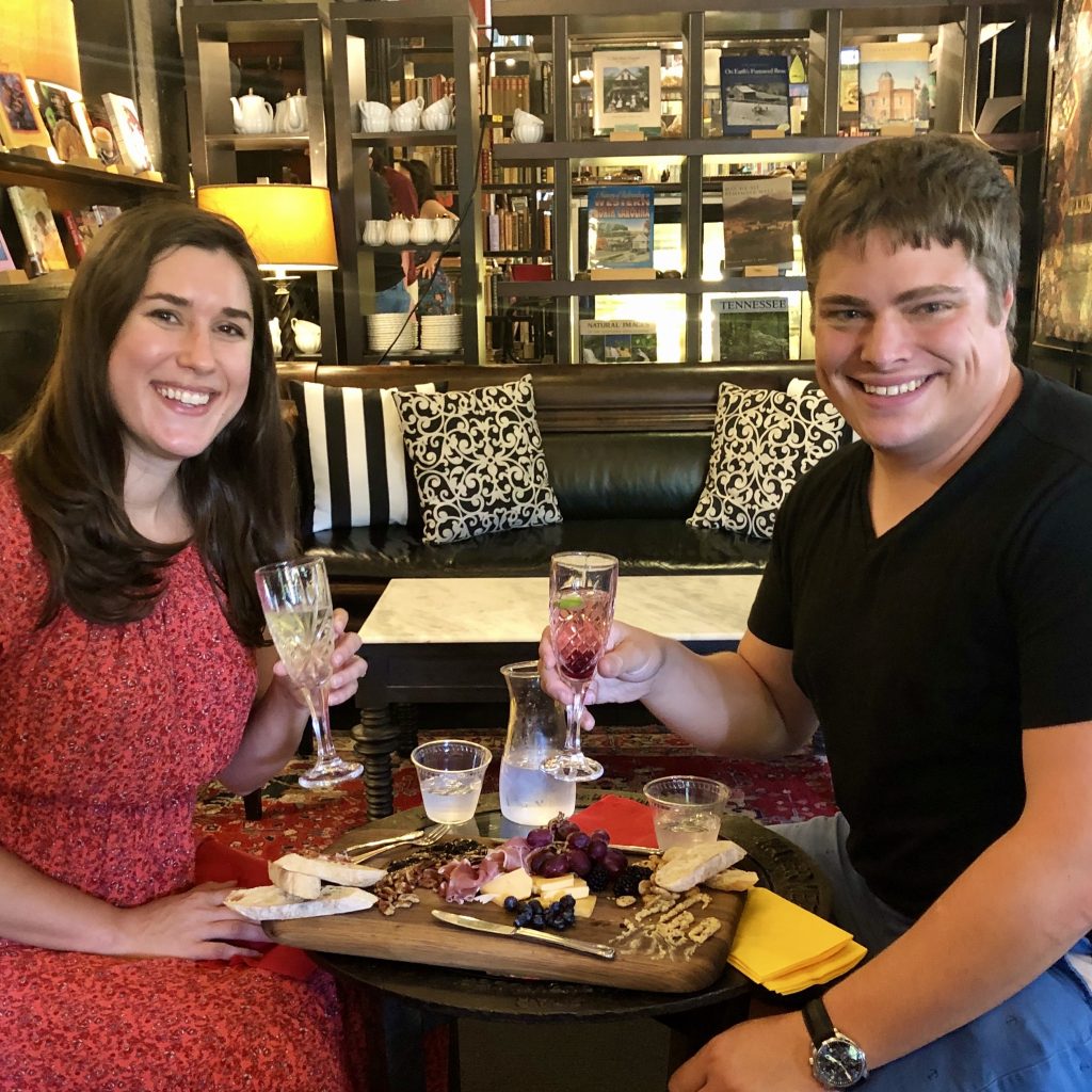 凯特和杰里米在阿什维尔的一个长周末度假，在炮台公园的图书交换和香槟酒吧喝香槟