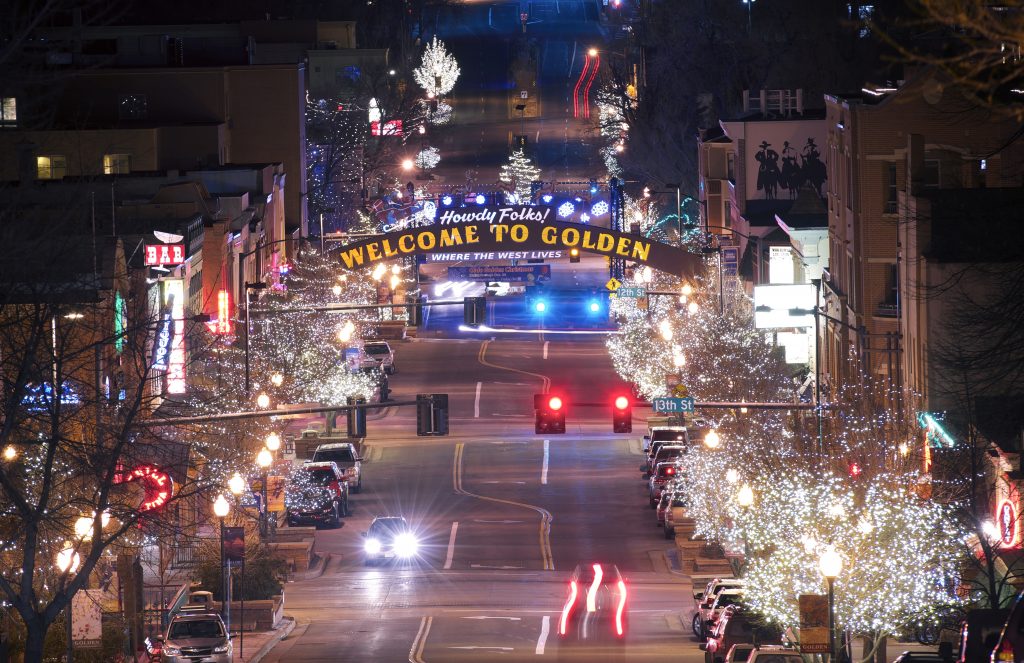 黄金科罗拉多市中心为圣诞节晚上装饰