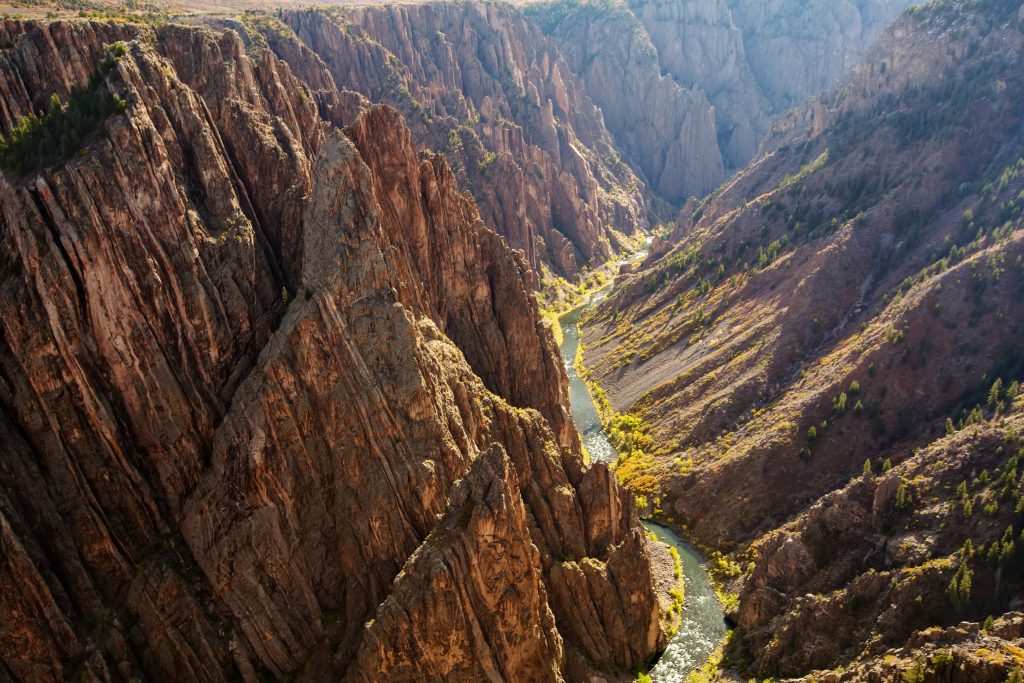 黑峡谷的甘尼逊从上面看到，河在右边，是科罗拉多的遗愿清单上的旅游胜地之一