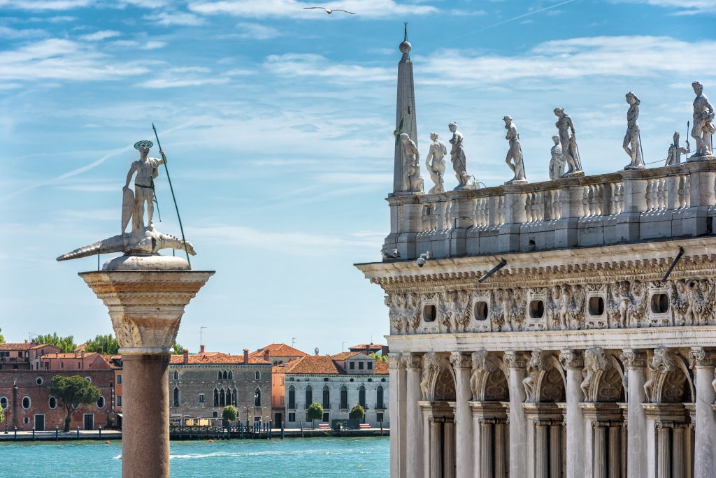 意大利威尼斯的圣托达罗雕像，以泻湖为背景