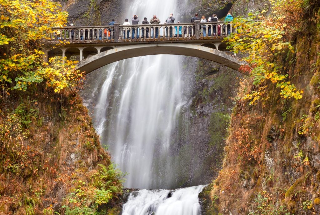 必威体育官方登录游客从历史悠久的桥上欣赏多特诺玛瀑布，这是11月份美国最好的旅游景点