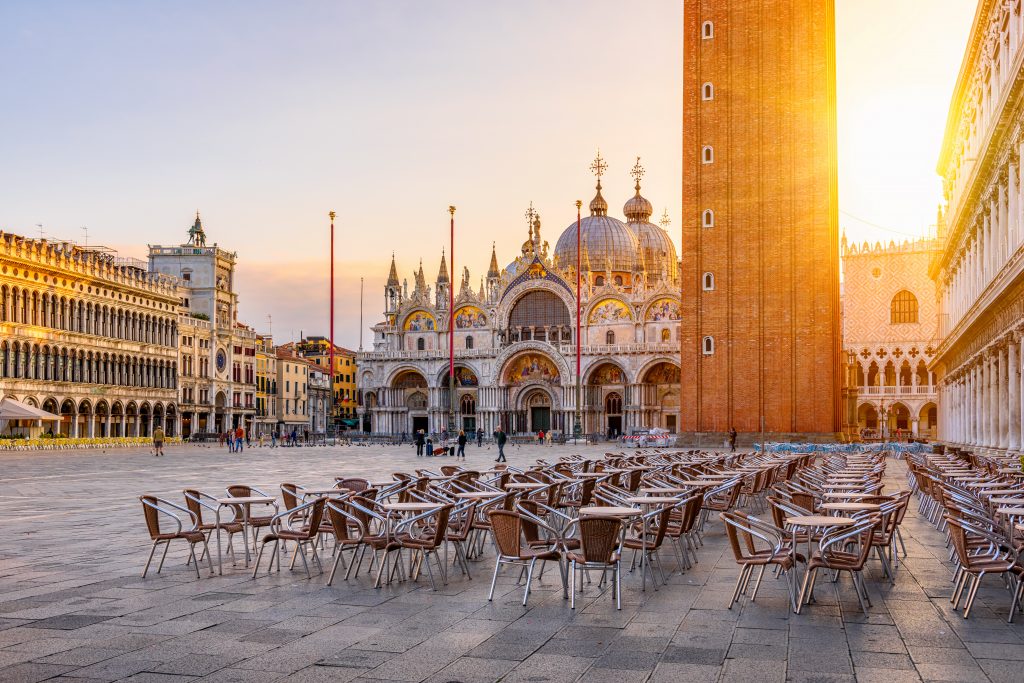 威尼斯圣马可广场的景色在黎明与咖啡桌的一天