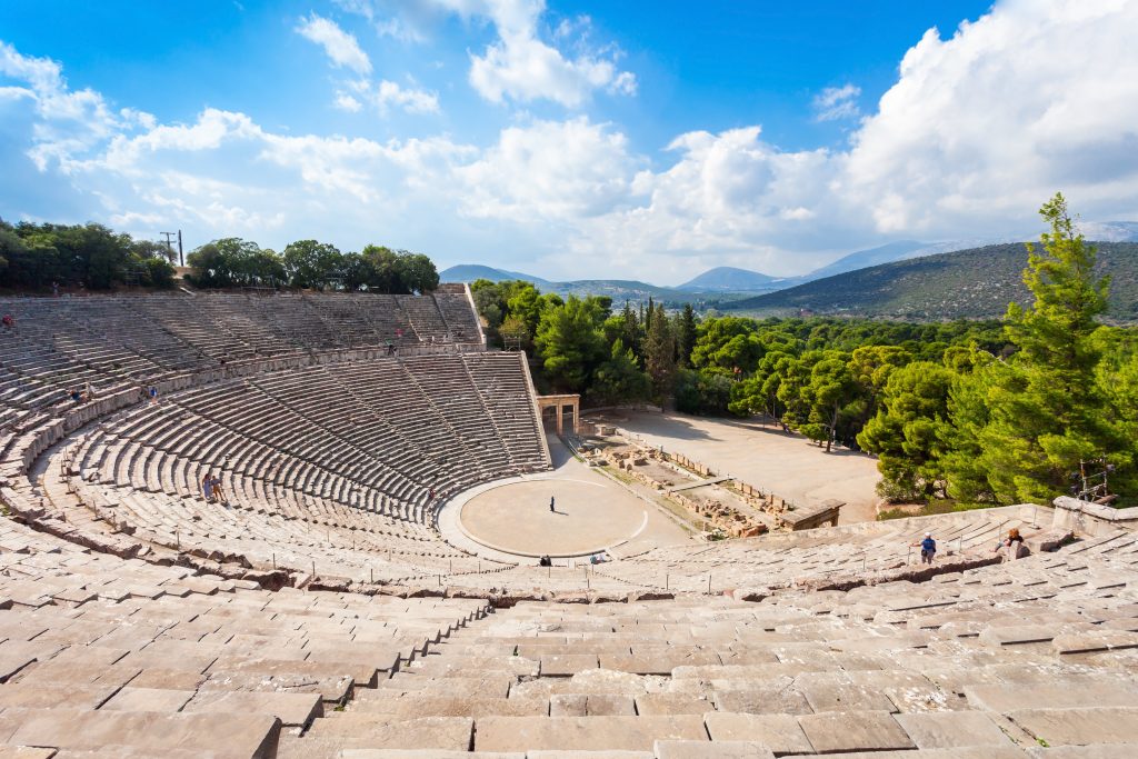 从后面看到的埃皮达鲁斯古剧院，这是希腊7天自驾游行程中的一站