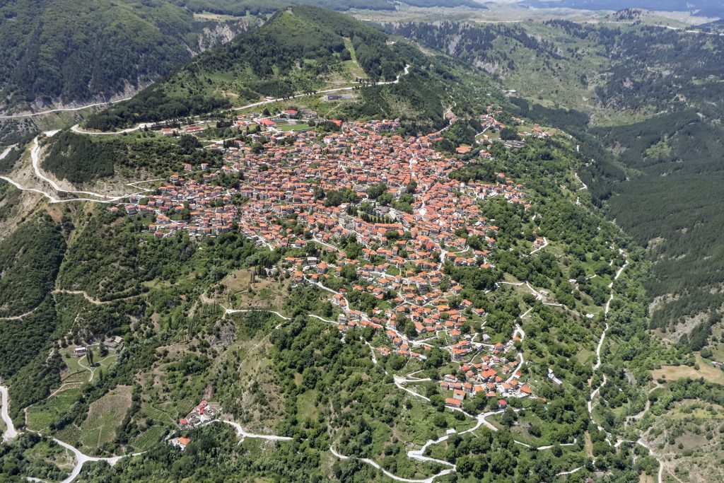 从空中俯瞰希腊的Metsovo，蜿蜒的山路通向它，在7天的希腊之旅中，它是一个隐藏的宝石
