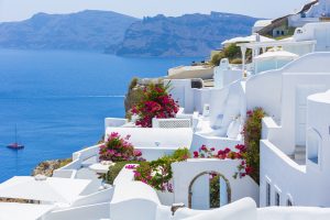 圣托里尼岛的白色村庄，背景是大海，是希腊7天旅行目的地的最佳行程之一必威体育官方登录
