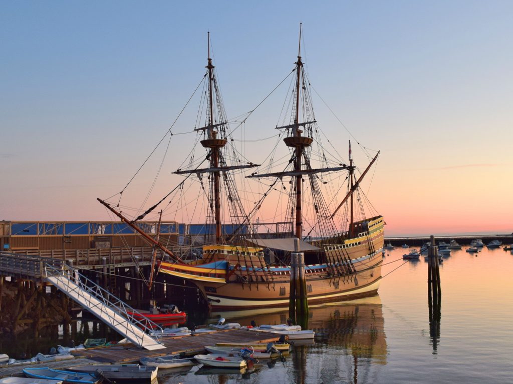 五月花船的复制品在日落普利茅斯，美国最好的十一月度假胜地之一