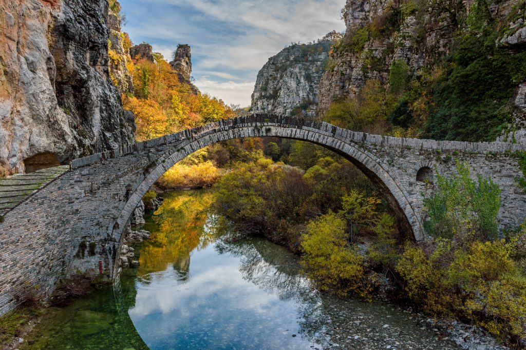 秋天，希腊约阿尼纳的历史石桥