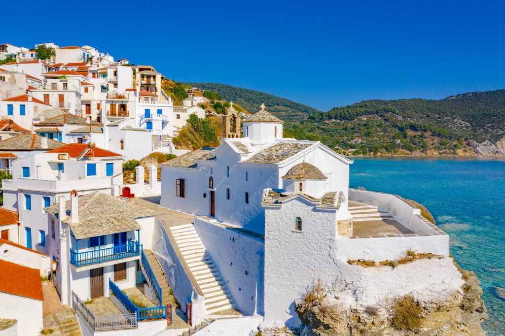 希腊斯科佩洛斯沿水粉刷的村庄