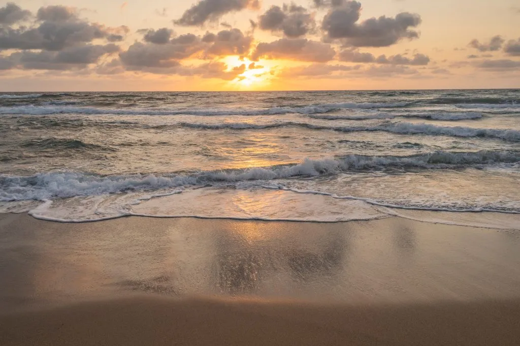 日落时分的佛罗里达海滩，是美国11月份最温暖的旅游胜地之一
