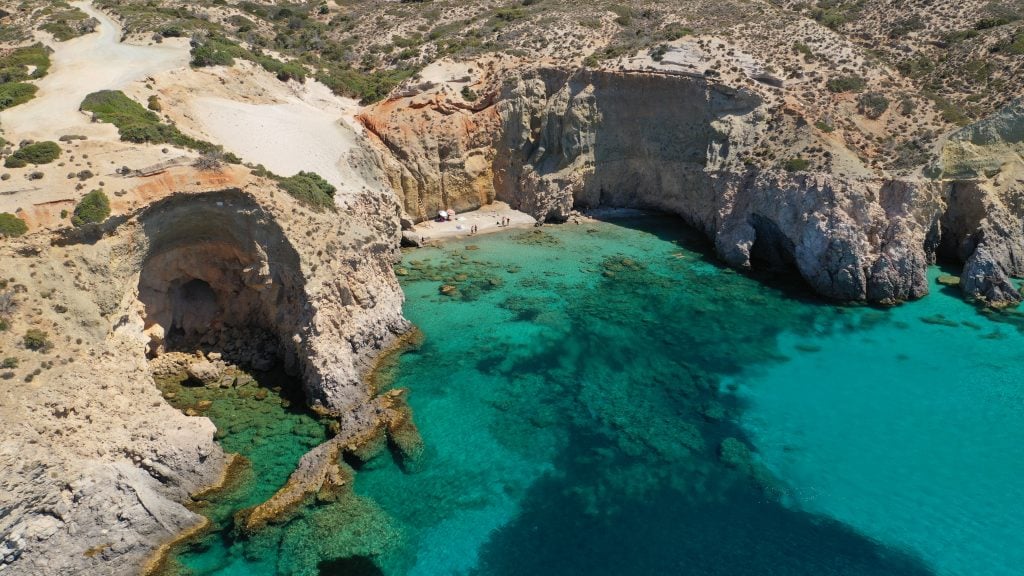 悬崖峭壁和湛蓝的海水，7天希腊之旅的绝佳风景