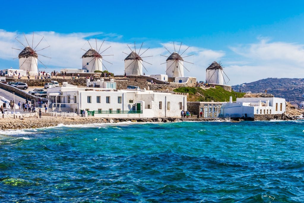 从水上看米科诺斯岛的风车，这是希腊跳岛旅行的热门景点