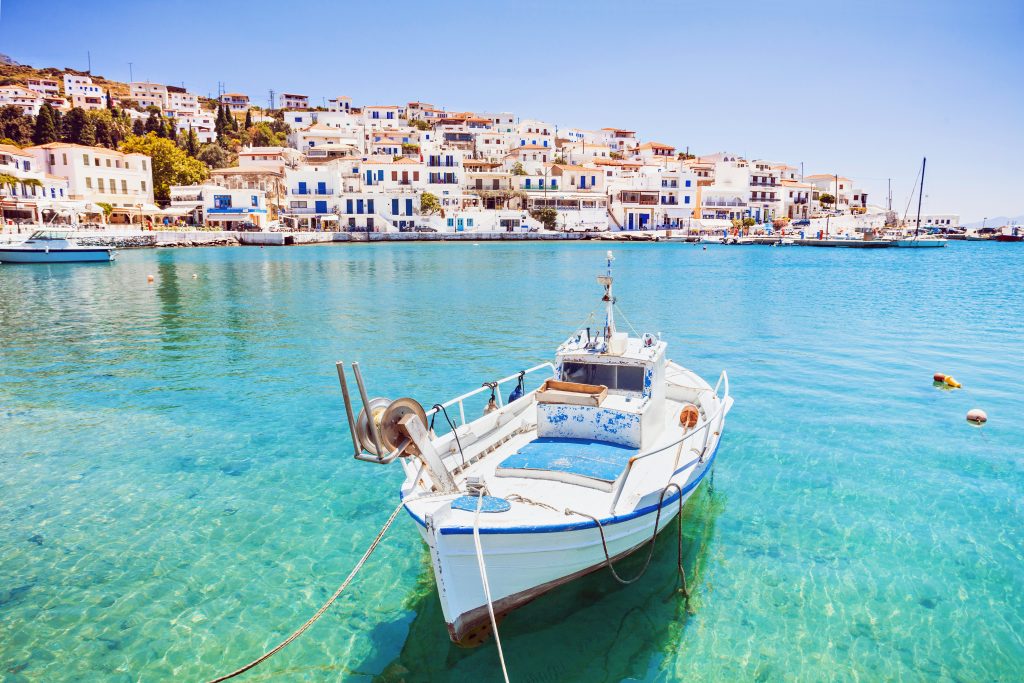 安德罗斯希腊的海景和前景中的渔船