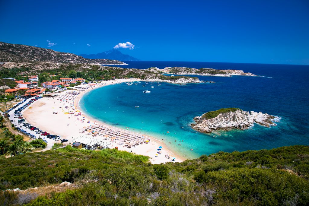 从上面俯瞰热闹的Halkidiki海滩，这是希腊7天行程中的一个有趣的目的地