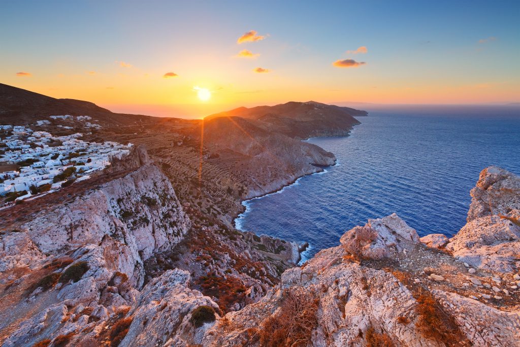 日落时的Folegandros村，右边是大海