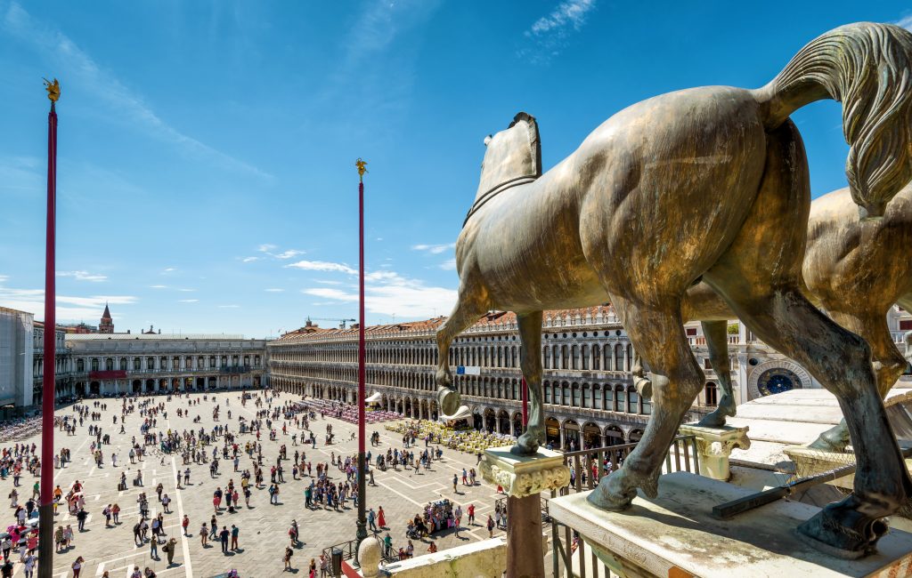 圣马可的一匹马俯瞰着意大利威尼斯的圣马可广场