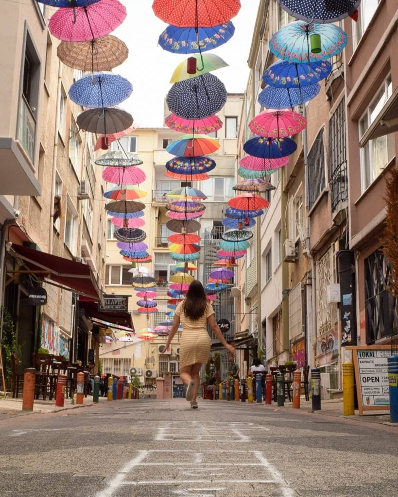 凯特在土耳其伊斯坦布尔顶着一把五颜六色的伞