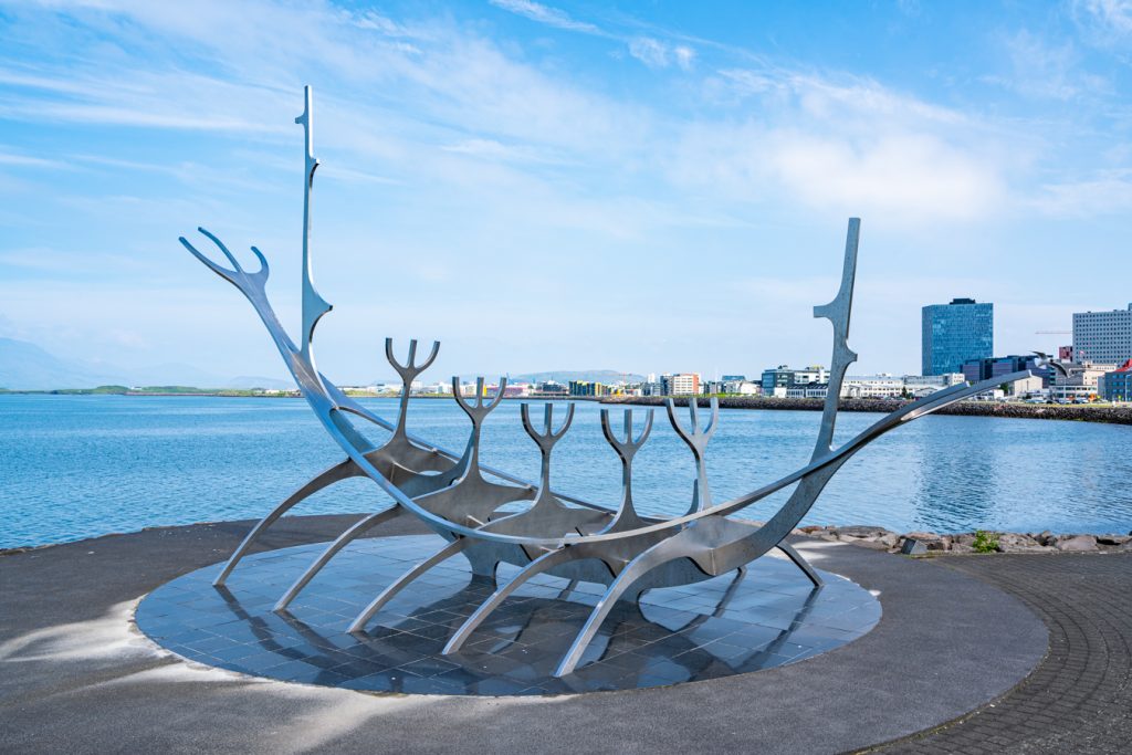 雷克雅未克海滨的太阳航海家金属雕像