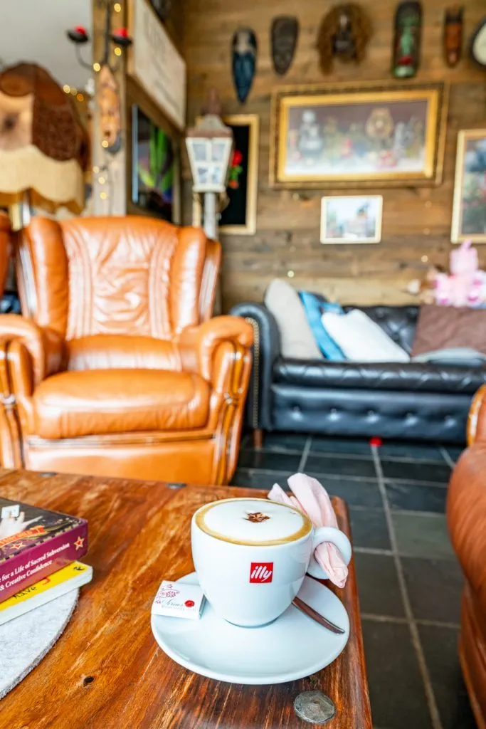 在冰岛，有咖啡和皮椅的舒适咖啡馆，是一个尝试旅行日记提示和其他旅行日记想法的好地方必威体育官方登录