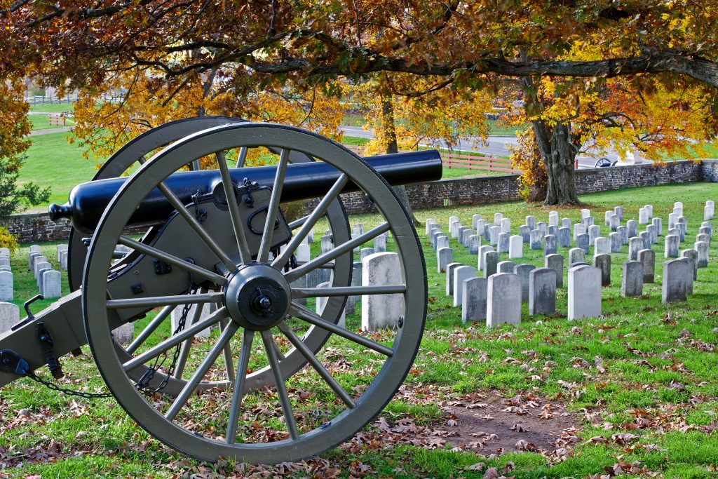 葛底斯堡国家军事公园一组墓碑前的大炮