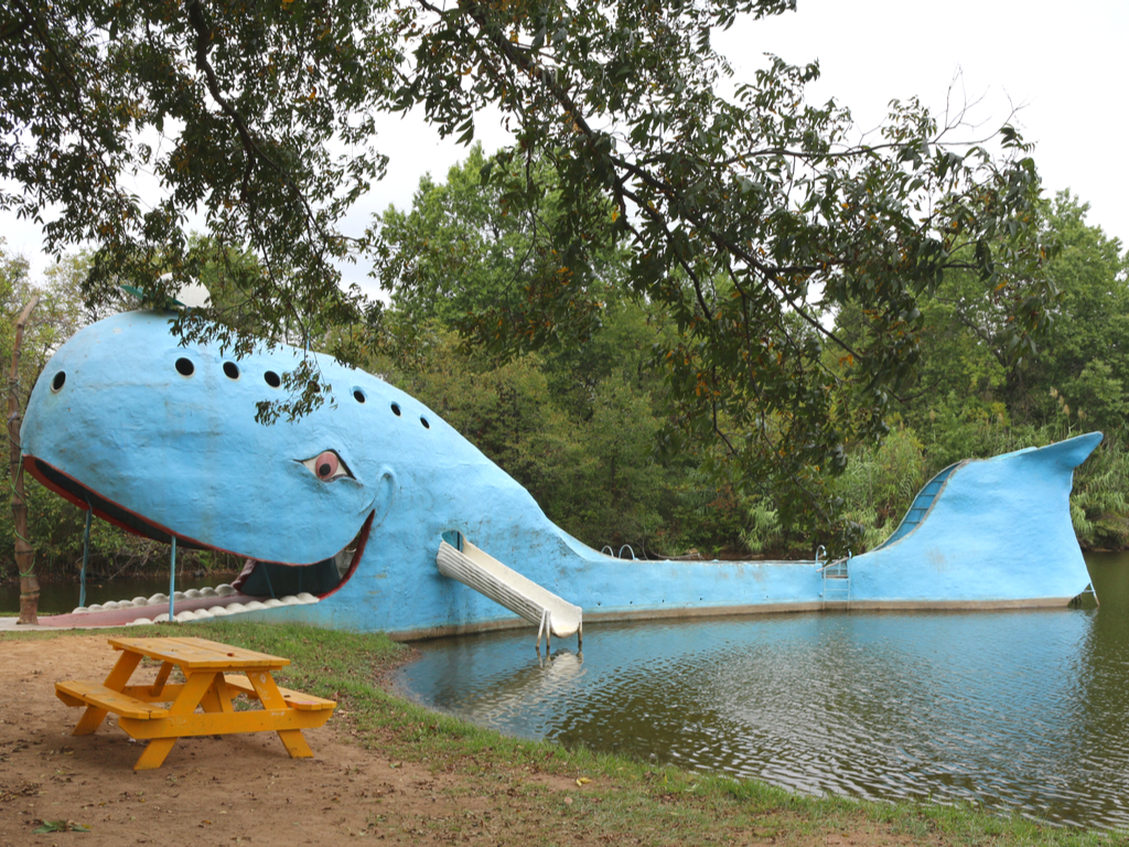 俄克拉何马州66号公路上的蓝色猫头鲸，这是美国一个俗气的旅游景点