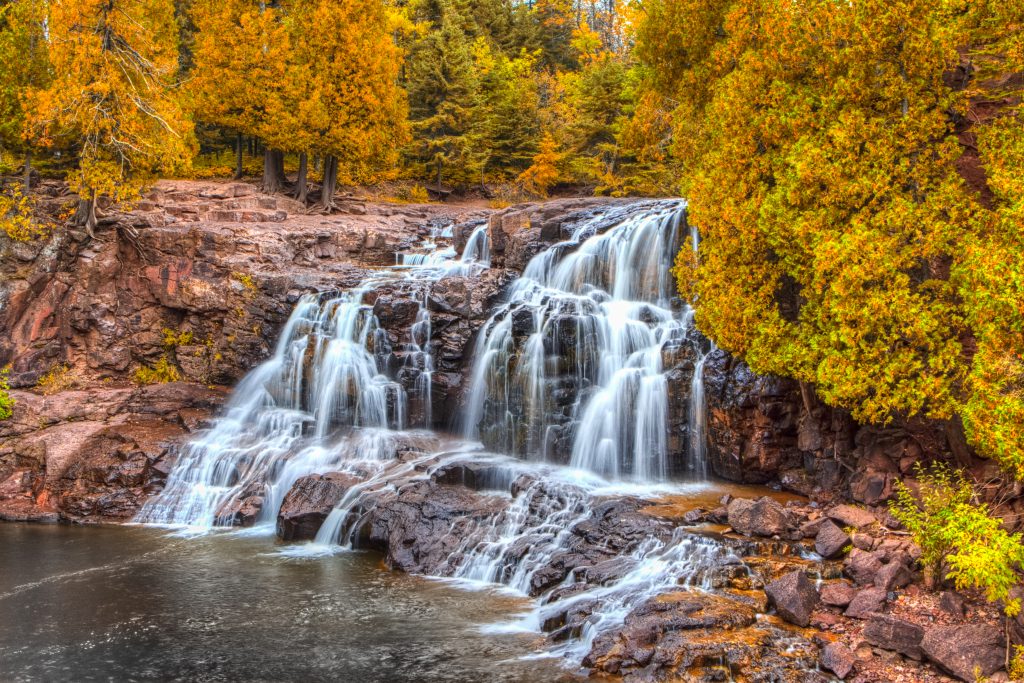 在明尼苏达州的秋叶季节，上醋栗瀑布