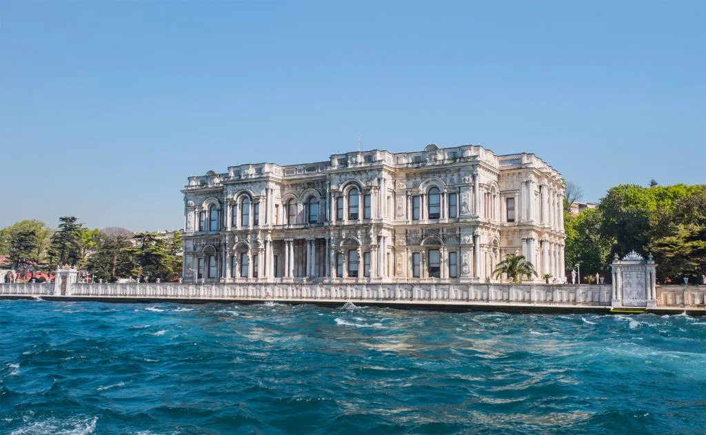 从水的另一边看伊斯坦布尔的贝勒贝伊宫