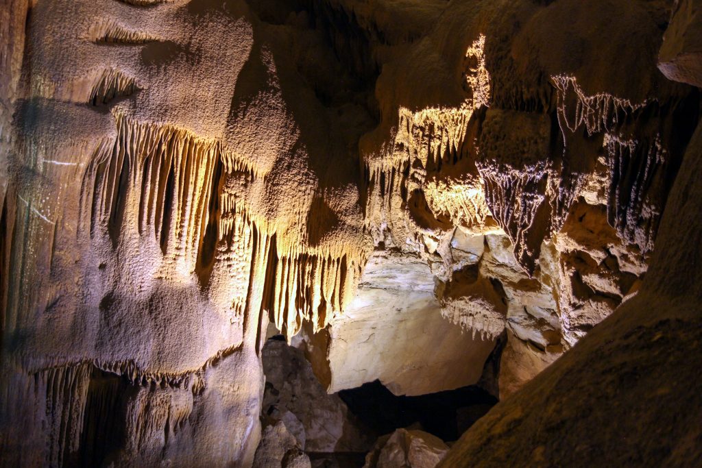 肯塔基州猛犸象洞穴的洞穴构造视图