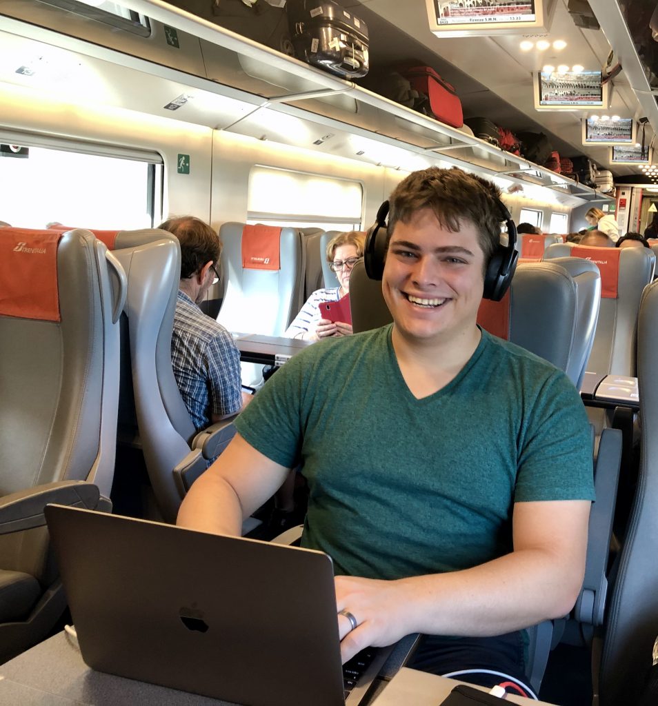 杰里米·斯托姆在意大利的火车上用笔记本电脑工作，把工作和旅行结合起来必威体育官方登录
