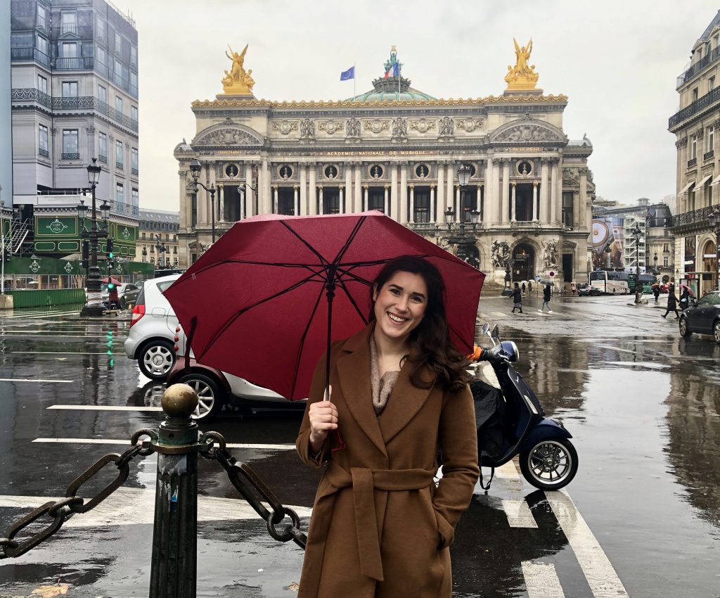 在巴黎歌剧院前，凯特顶着一把粉红色的雨伞