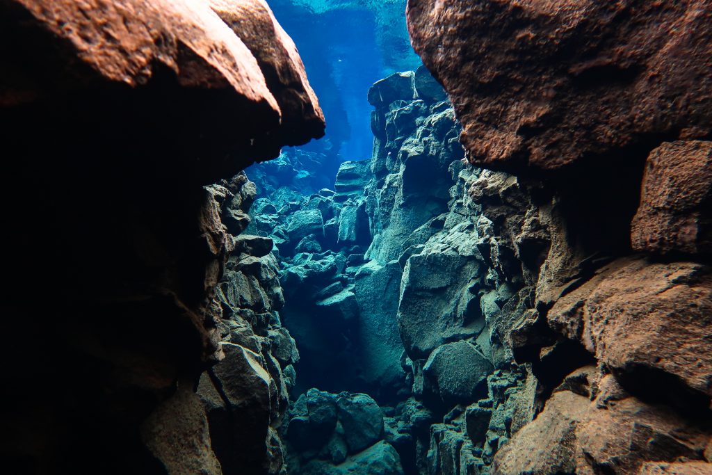 从水下看冰岛的浮潜银裂缝